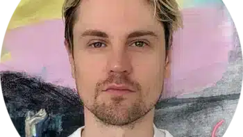 Portrait d&#039;Edward Gucewicz, designer créatif de la marque d&#039;optique T-Generations, spécialisé dans les montures en titane inspirées par l&#039;architecture.