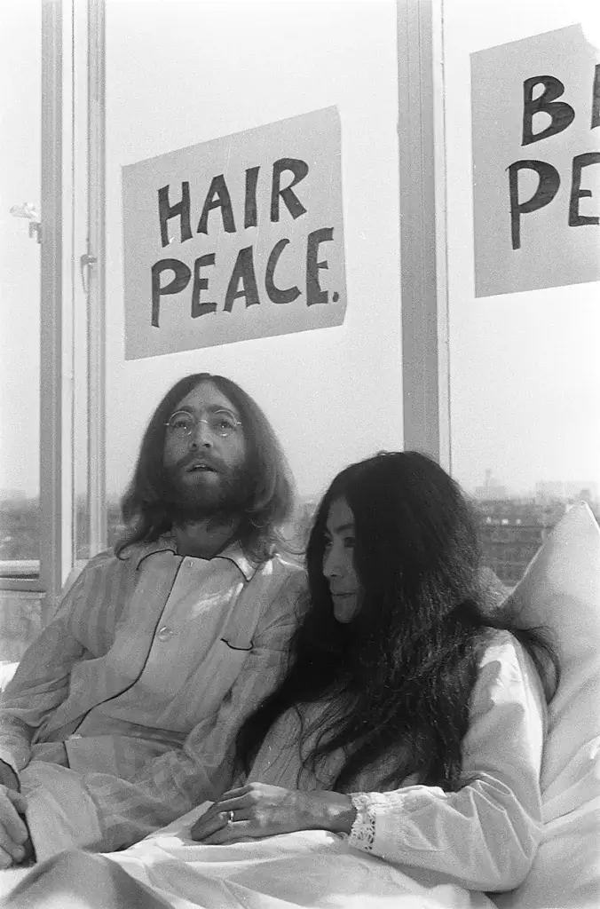 John Lennon et Yoko Ono restaient au lit pour protester contre la guerre du Vietnam lors de leur célèbre happening au lit pour la paix en 1969, où Lennon porte ses emblématiques lunettes rondes. Cet événement iconique a souligné leur engagement envers la paix et l'amour dans un monde en tumultes.