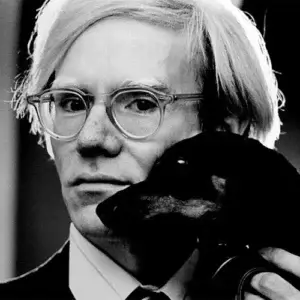 Portrait d'Andy Warhol portant des lunettes Moscot Miltzen in Crystal, avec son chien, photographie de Jack Mitchell