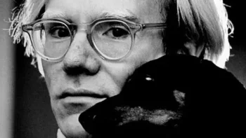 Retrato de Andy Warhol con gafas Moscot Miltzen en Crystal, con su perro, fotografía de Jack Mitchell.