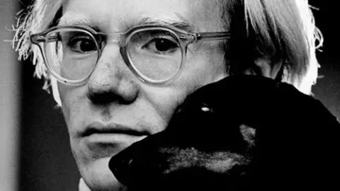 Portrait d'Andy Warhol portant des lunettes Moscot Miltzen in Crystal, avec son chien, photographie de Jack Mitchell