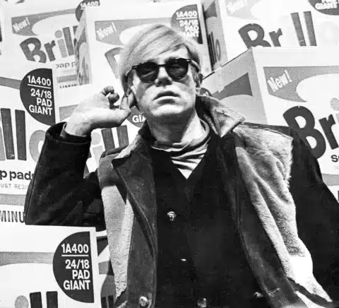 lunettes d'Andy Warhol portant des lunettes Ray-Ban Wayfarer devant des boîtes Brillo, 1968