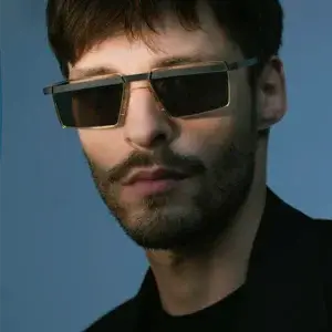 Portrait d'un homme portant les lunettes CENSUR de Design Eyewear Group, modèle carré avec un design industriel futuriste, accentué par une barre transversale distinctive