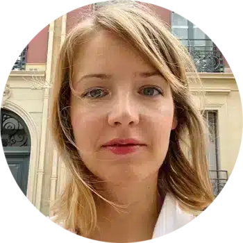 Retrato de Claire Ferreira, codirectora artística en Design Eyewear Group y experta en diseño de gafas