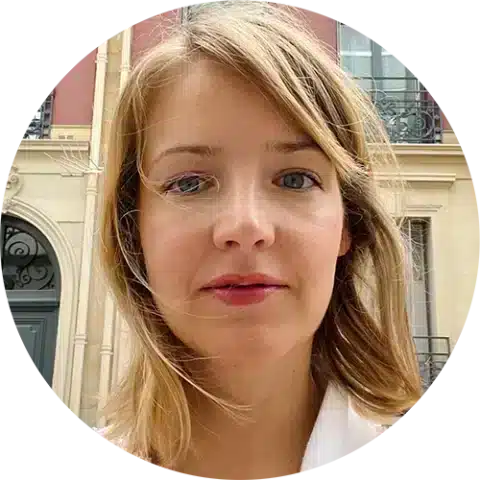 Retrato de Claire Ferreira, codirectora artística en Design Eyewear Group y experta en diseño de gafas