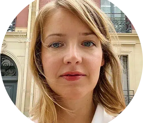 Portrait de Claire Ferreira, co-directrice artistique au Design Eyewear Group et experte en design de lunettes.