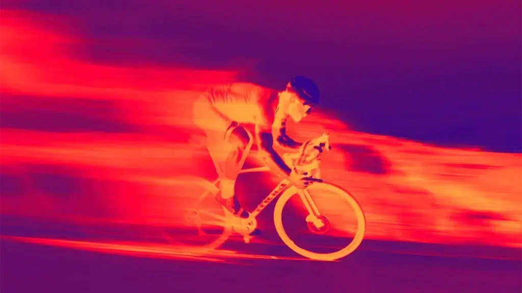 Cycliste à haute vitesse portant les lunettes Bollé Speedchaser, optimisées pour les sports d'extérieur, dans un effet de lumière dynamique. Collection Printemps/Été 2025.