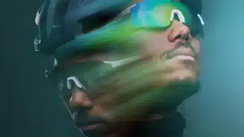 Tendencias en gafas: últimas novedades y diseños 17 Ciclista con las gafas Speedchaser de Bollé, con tecnología de lentes Volt+ para una visión mejorada, y casco eco-diseñado React for Good. Colección Primavera/Verano 2025.