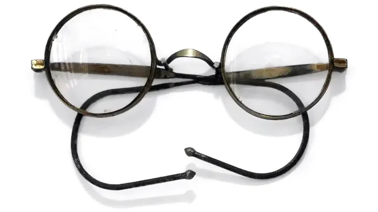 Les lunettes emblématiques de Mahatma Gandhi exposées au National Gandhi Museum. Symbole de simplicité et de non-violence, reflétant sa vision et son engagement.