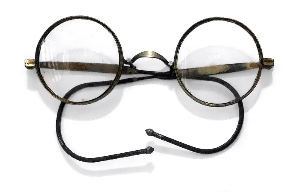 Les lunettes emblématiques de Mahatma Gandhi exposées au National Gandhi Museum. Symbole de simplicité et de non-violence, reflétant sa vision et son engagement.