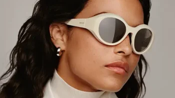 Mujer con gafas Moncler Futuro 0ME8005 y montura blanca de diseño deportivo y elegante.