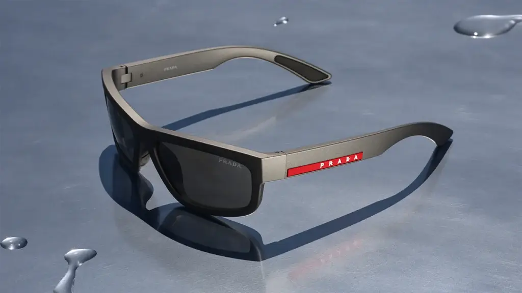 "Lunettes Prada Linea Rossa 2024 avec monture gris foncé et logo rouge - design sportif.