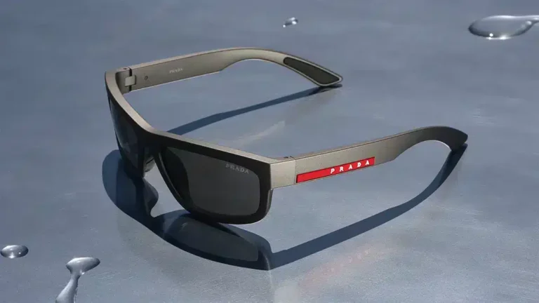 Gafas Prada Linea Rossa 2024 con montura gris oscuro y logo rojo - Diseño deportivo.