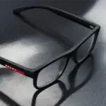 Gafas Prada Linea Rossa 2024 en negro con un diseño aerodinámico - Colección masculina primavera/verano.