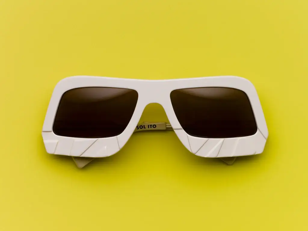 Lunettes Sol Sol Ito x Tamy Surrender blanches avec design géométrique