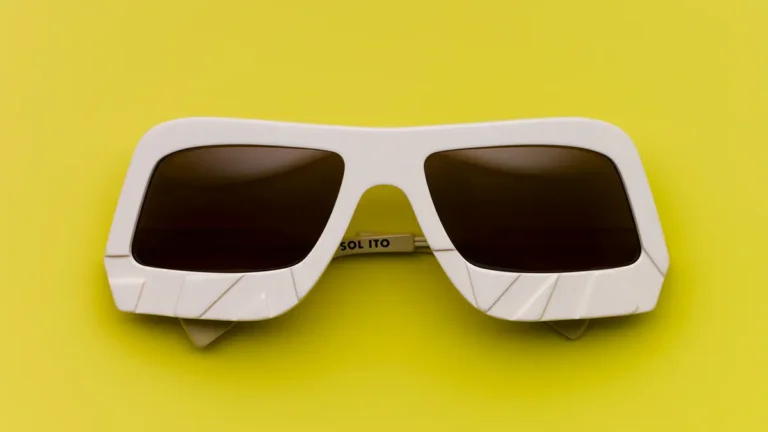 Gafas Sol Sol Ito x Tamy Surrender blancas con diseño geométrico.
