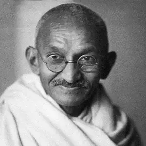 Photographie de Mahatma Gandhi avec ses lunettes emblématiques, symbole de simplicité et de non-violence, reflétant son engagement pour la justice sociale et l'indépendance de l'Inde.