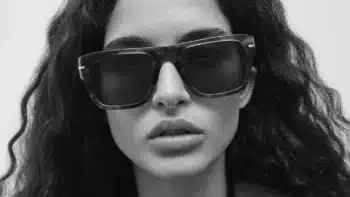 Modelo con gafas de sol Persol, campaña 2024, en blanco y negro, estilo minimalista