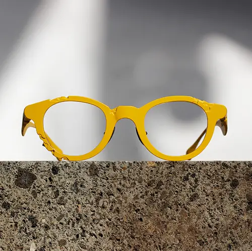 Lunettes Soft Brutalism de T-Generations en couleur jaune, avec un design en titane inspiré par l'architecture brutaliste.