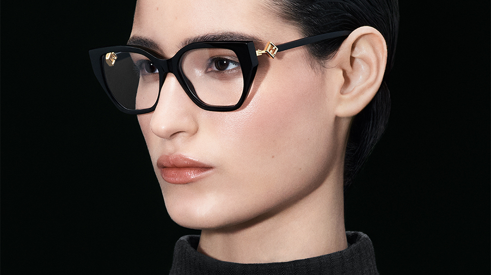 Lunettes de vue FENDI FF Diamonds avec monture œil-de-chat en acétate noir, ornée d’un logo doré sur les branches. Élégance intemporelle et style audacieux, parfaites pour un look sophistiqué et moderne.