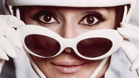 Audrey Hepburn’s oversized sunglasses: the timeless retro style