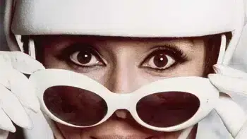 gafas de famosos : Audrey Hepburn con gafas de sol de Oliver Goldsmith, el icónico modelo vintage de los años 60