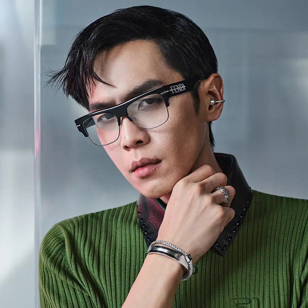 Lunettes de vue FENDI pour homme avec monture noire oversize, modèle stylé avec col vert et accessoires argentés, look tendance 2024.