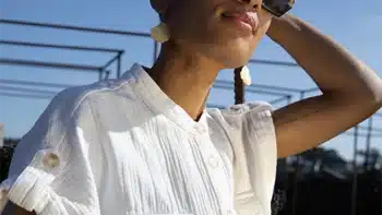 Mujer Con Gafas de Sol Friendly Frenchy Modelo Karenn, Ecológicas y Fabricadas a partir de Conchas Recicladas