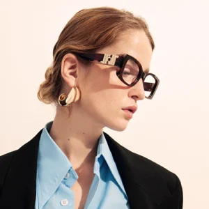 Femme portant des lunettes Jimmy Fairly avec monture épaisse marron, style élégant et moderne.