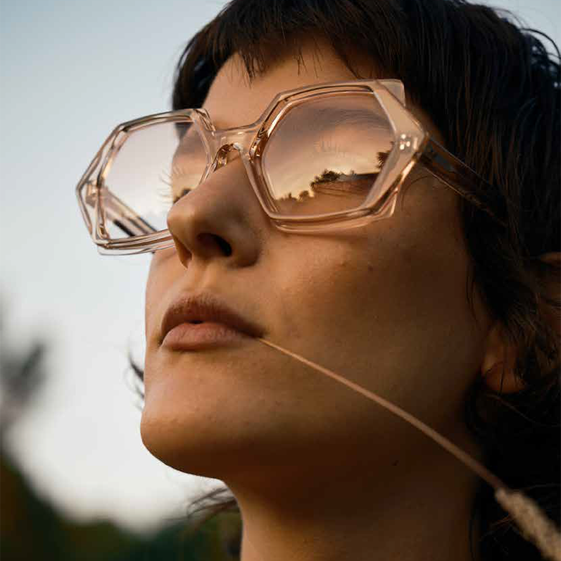 Lunettes Oliver Goldsmith modèle Winter Sun, design hexagonal transparent, style moderne et élégant