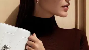 Bulgari Serpenti, Gafas de sol con detalles dorados, combinadas con accesorios a juego.