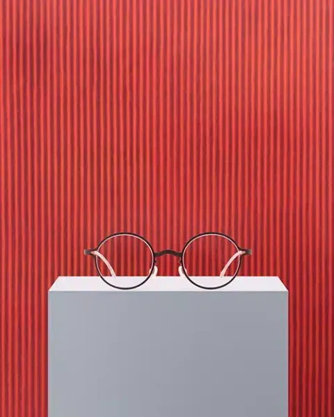 Gafas MYKITA Park Seo-Bo en rojo Maple Leaf frente a una obra del artista coreano