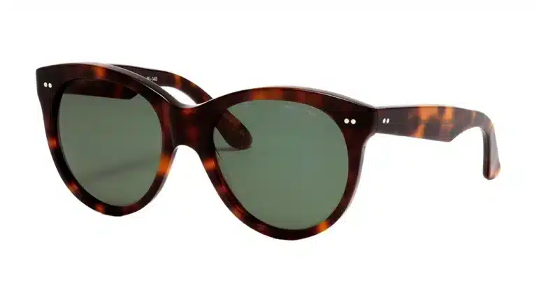 Gafas de sol Oliver Goldsmith Manhattan, montura de carey y lentes verdes, un modelo vintage atemporal para 2025.