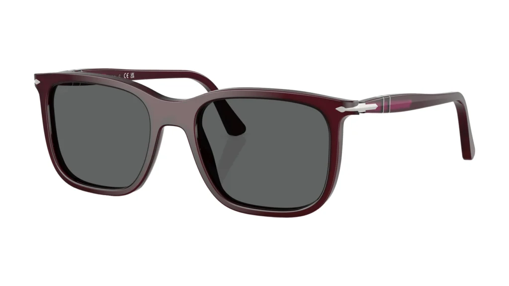 Lunettes de soleil Persol Renzo 0PO3357S, modèle tendance 2025, monture rouge bordeaux en acétate avec verres noirs.