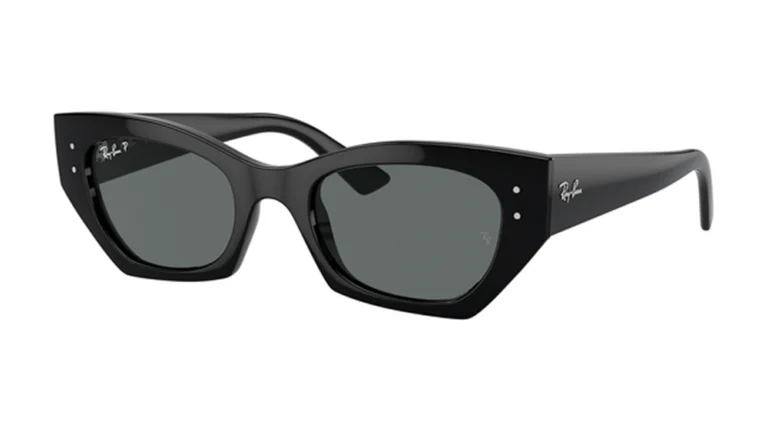 Gafas de sol Ray-Ban Zena Sun, modelo de moda 2025 con montura negra geométrica y lentes oscuras.