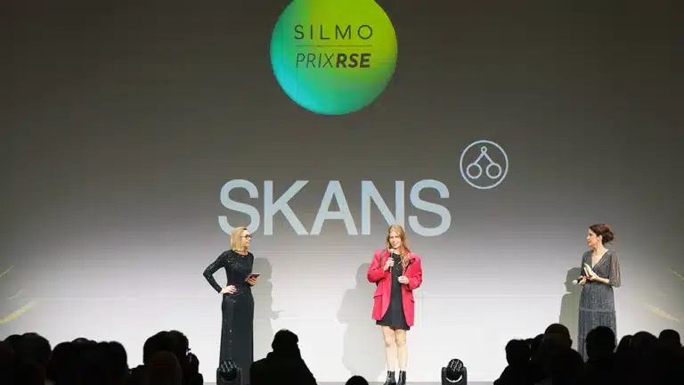 Johanna Skans recevant le Prix RSE du Silmo 2024 pour SKANS, marque de lunettes écoresponsables