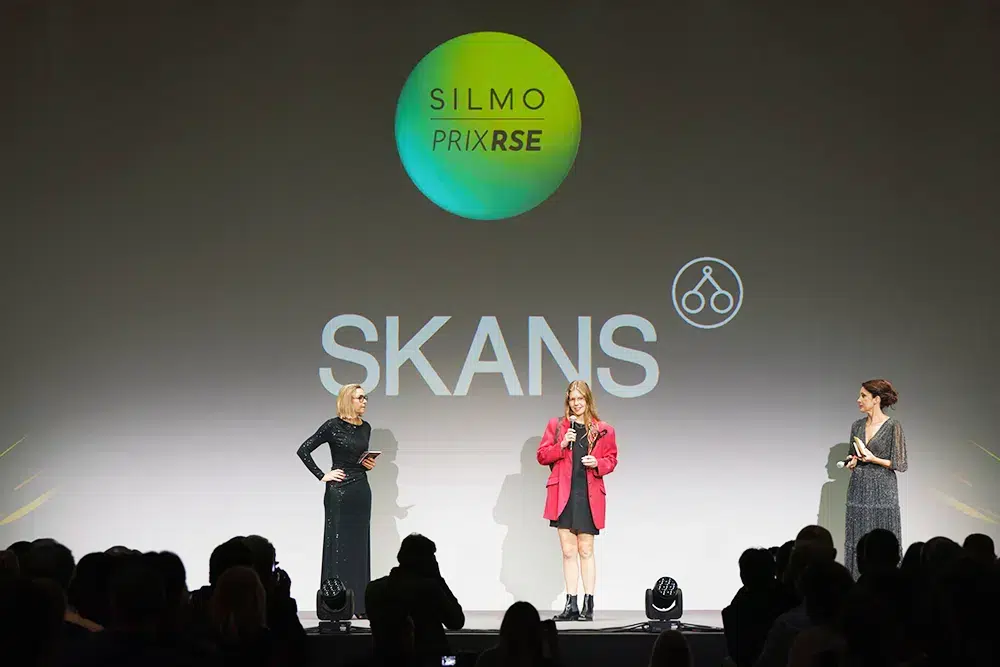 Johanna Skans recevant le Prix RSE du Silmo 2024 pour SKANS, marque de lunettes écoresponsables