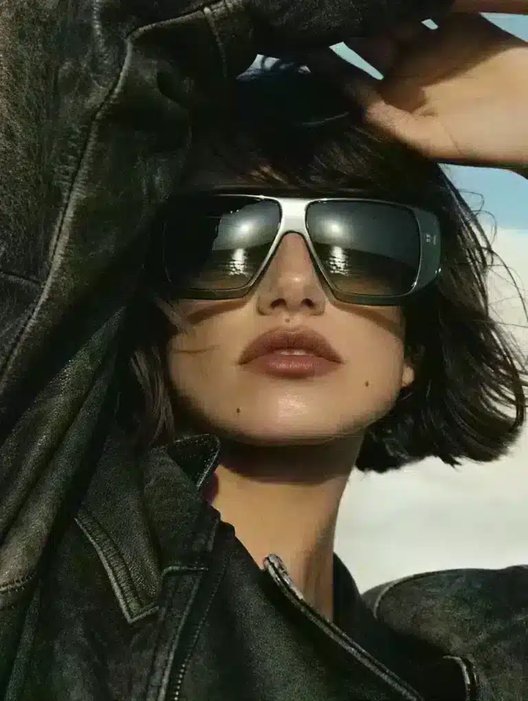 Lunettes de soleil Andy Wolf, design audacieux et moderne, tirées du lookbook 2025.