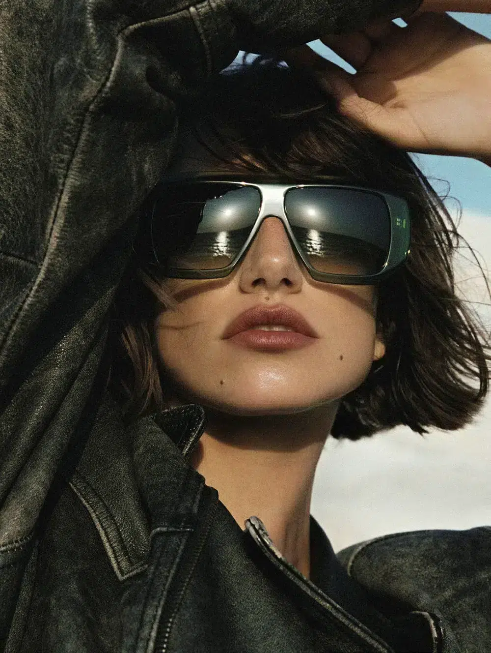 Lunettes de soleil Andy Wolf, design audacieux et moderne, tirées du lookbook 2025.