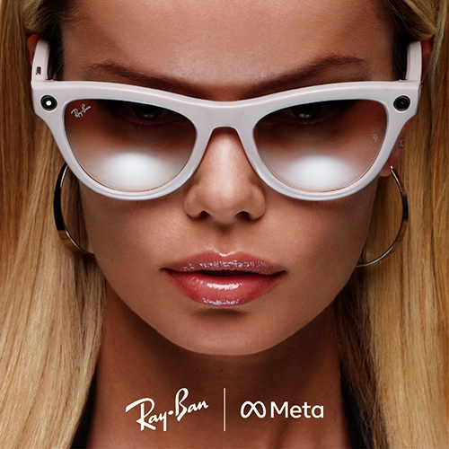 Lunettes connectées . Femme portant des lunettes connectées blanches Ray-Ban x Meta, illustrant l'innovation technologique des lunettes connectées en 2025