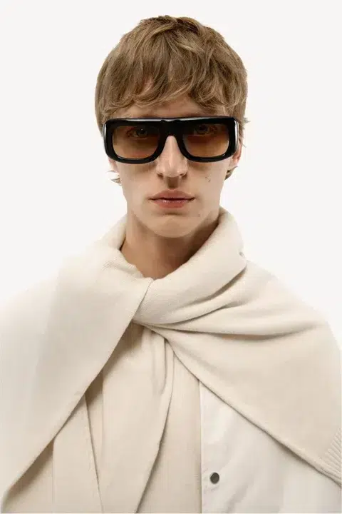 Hombre con gafas de sol Kaleos, modelo oversize negro de la colección 2025