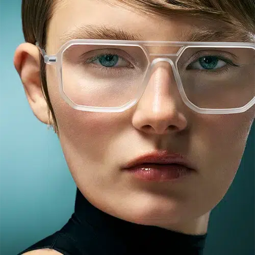 Portrait d'un modèle portant des lunettes de la collection Stereotomic Series de lool eyewear, avec un design minimaliste et épuré.