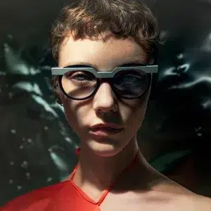 Lunettes Veronika Wildgruber PRIS en argent et noir, design moderne et géométrique