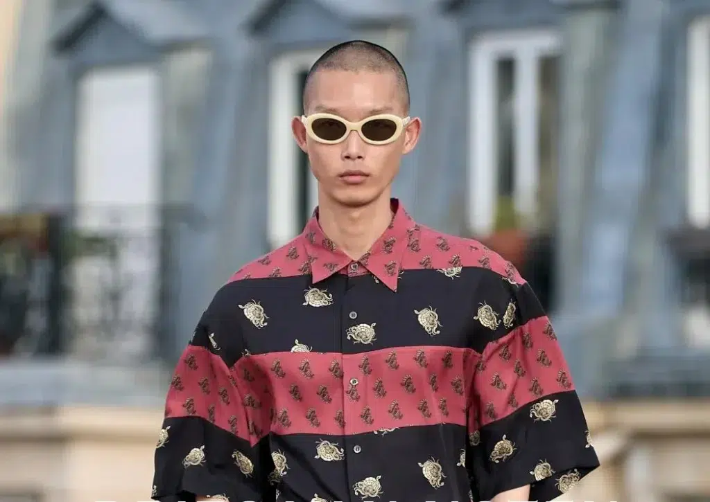 Linda Farrow Collaborations. Lunettes ovales Dries Van Noten x Linda Farrow, défilé mode avec chemise imprimée bicolore