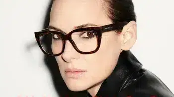 Winona Ryder luciendo gafas de Jimmy Choo, campaña Otoño-Invierno 2024, con monturas en estilo carey.