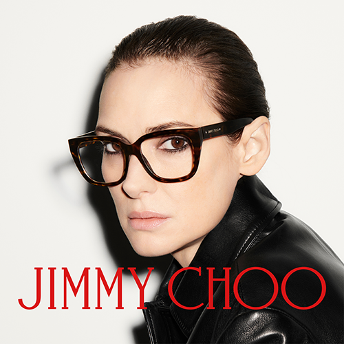 Winona Ryder luciendo gafas de Jimmy Choo, campaña Otoño-Invierno 2024, con monturas en estilo carey.