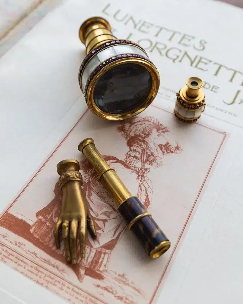 Lorgnettes historiques et accessoires d’optique exposés au Musée de la lunette à Morez, symbole du savoir-faire artisanal.