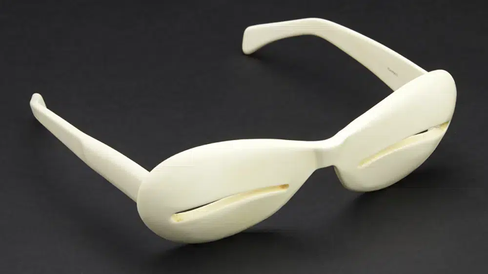 Modèle de lunettes à fentes créé par André Courrèges en collaboration avec Pierre Marly pour la collection Space Age de 1964, exposé au Musée de la lunette.