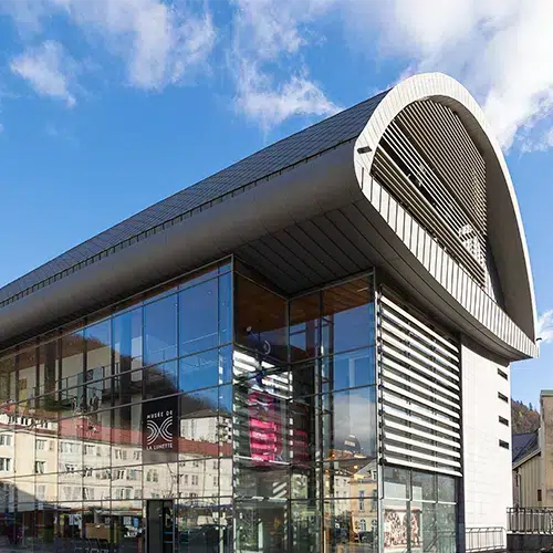 Musée de la lunette à Morez, architecture moderne du bâtiment, Haut-Jura.