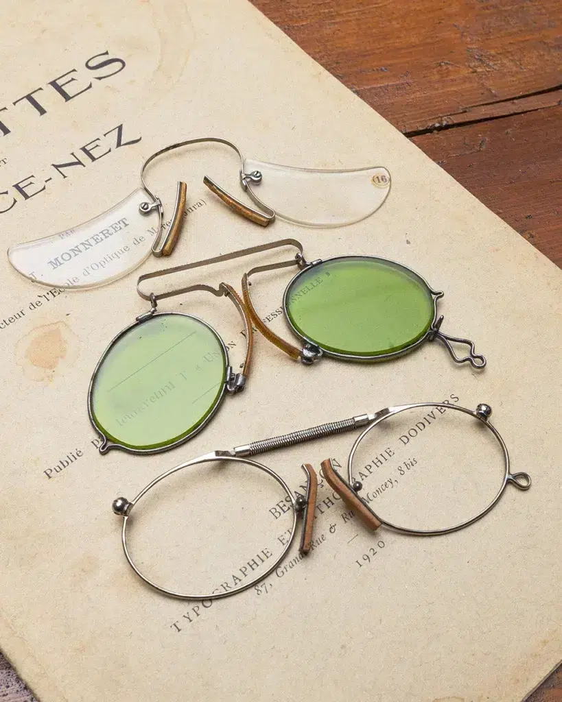 Pince-nez et montures optiques historiques exposés au Musée de la lunette à Morez, témoignages du design et de l’innovation optique.